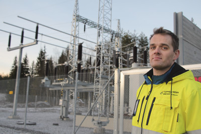 Sähkönjakelua tulee yleensä ajatelleeksi silloin, kun se ei pelaa. Tämän tietää myös Leppäkosken Sähkön käyttöpäällikkö Tero Salonen. Kolmenkulman uusi sähköasema parantaa yhtiön toimitusvarmuutta Ylöjärven keskusta-alueilla.