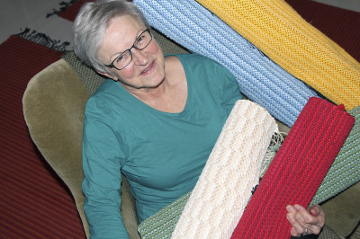 Ritva-Liisa Puhakka on puskenut mattoa erityisesti viime vuodet. Aiemmin kärkeä pitivät poppanat ja saalit, kun hän teki niitä sisustus- ja lahjatavaraliikkeeseensä. – Kauppa oli oikeastaan uraauurtava. Se oli niitä ensimmäisiä laatuaan. Nythän niitä on joka kulmassa kaksi kappaletta.