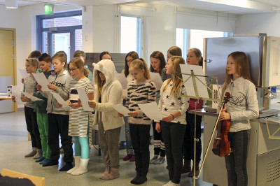 Metsäkylän koulun oppilaat esittivät kaksi hienoa laulua harjannostajaisväelle.
