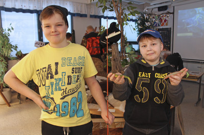 Viime keskiviikkona koululaiset pitivät Viljakkalassa harrastuspäivää. 5A-luokan Ossi Kannosto ja 5B:n Miikka Kotajärvi esittelivät metsästystä ja kalastusta.