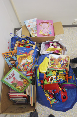 Ylöjärven Terveyskeskus sai kassikaupalla leluja ja kirjoja. joista on iloa kaikenikäisille lapsille. Lelut jaetaan moneen eri odotustilaan.