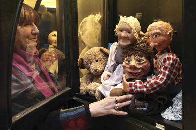 Osa Nirunarun nukeista on teatterin oman väen tekemiä. Koko joukko nukkeja lepää varastossa Tampereen pääkirjastossa.