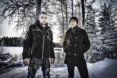 Korpi on kurulainen perheyhtye. Bändiin kuuluvat veljekset Kalle (vas.) ja Aki Järvelä. Ensiksi mainittu ideoi musiikin, ja jälkimmäinen tuo ajatukset soittimilla käytäntöön. (Kuva: Jukka Hautajärvi)