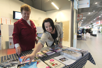 Kaija Mäkelä (vas.) ja Carita Sinkkonen jakoivat AVH-tietoutta Elovainion Terveyskioskilla maanantaina. Kansainväliseen aivoviikkoon liittynyt tempaus järjestettiin yhteistyössä Ylöjärven kaupungin kanssa.