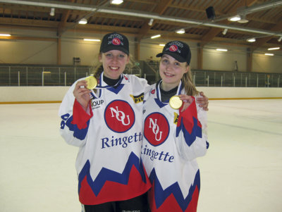 Emmi Merelä (vas.) ja Hanna Ovaska hymyilivät leveästi saatuaan kultamitalit kaulaansa. (Kuva: Matti Ovaska)