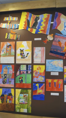 Lasten kuvataidetyöpajan näyttelyssä nähdään väriä, eläimiä, lentäviä mattoja...