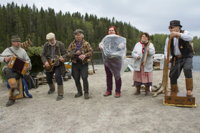 Jätkäperinteen ryhmä avasi markkinat musiikkiesityksellä. Perinteiset tukkilaislaulut raikuivat komeasti Näsijärven rannalla.