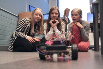 Siellä se menee! Ylöjärven yhtenäiskoulun viidesluokkalaiset Kaisa Manninen (vas.), Enna Mäkinen ja Saana Sundvall katsoivat tarkkaan, miten heidän ohjelmoimansa robotti kääntyili pitkin atk-luokan lattiaa.