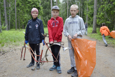 Yhtenäiskoulun nelosluokkalaiset Iivari Raittinen (vas.) Samuel Karhu ja Aleksi Mäkelä epäilivät, että pururadalla fillaroineella oli loppunut pyöräilykunto kesken, minkä vuoksi pyörä oli viskattu pusikkoon.