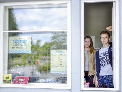 Räikän ja Leijan Muruja pyörittää tänä kesänä viiden nuoren porukka. Maanantaina Räikällä olivat työvuorossa Riina Nousu ja Toni Furpass.