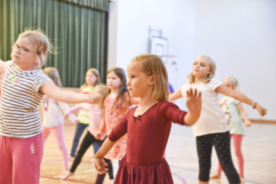 Tanssi-ilttiksessä liikkeiden vaatimustasoa nostetaan pikkuhiljaa, jotta lapset saavat samalla aivotyöskentelyä.