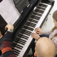 Onko lapsesi haaveena musaluokka? Vuorentaustan alakoululla esitellään viikon päästä musiikkipainotteista opetusta – Ohjelmassa soitintyöpajoja ja musiikki-aiheinen luento
