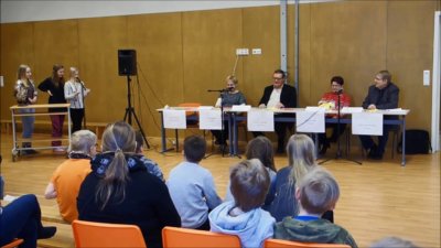 Tiukkoja kysymyksiä Karhen koulun vaalipaneelissa (Preview image)