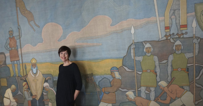 Kartanonrouva Liisa Lagerstam on iloinen siitä, että Pekka Halosen Vainolaista vastaan -maalaus on saatu lainaan Laukon kartanon kesänäyttelyyn. (Kuva: Matti Pulkkinen)