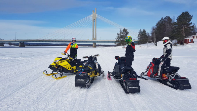 Moottorikelkoilla Lappiin