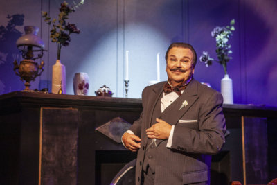 Hannu Huuska pärjää hyvin Hercule Poirotina Hämeenlinnan Teatterissa.