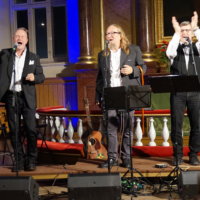 Gospel  Gentlemen -konsertti ei hitsannut uskottavasti Jaakko Löyttyä, Pekka Simojokea ja Petri Laaksosta yhdeksi kristilliseksi musiikkiperheeksi