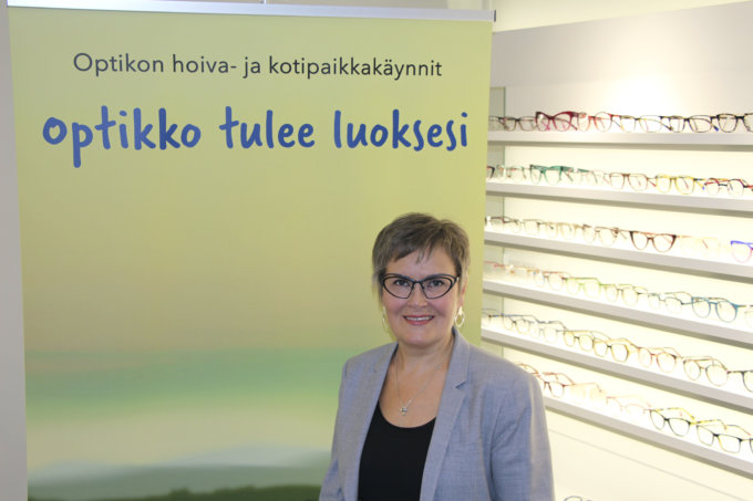 Ylöjärven näkökeskus, optikko, Tiina Haukipää (kuva: Iiria Lehtinen)