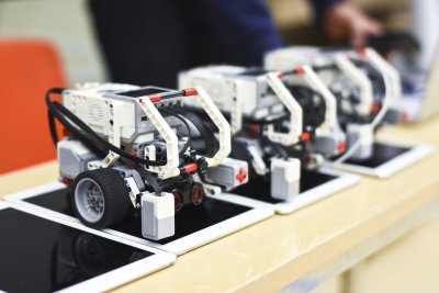 Yksi Lego Mindstorms -robotti maksaa 300-400 euroa. Se on monipuolinen laite, joka tarjoaa ohjelmoijalle paljon mahdollisuuksia. Robotin voi koodata noutamaan vaikkapa tavaroita.