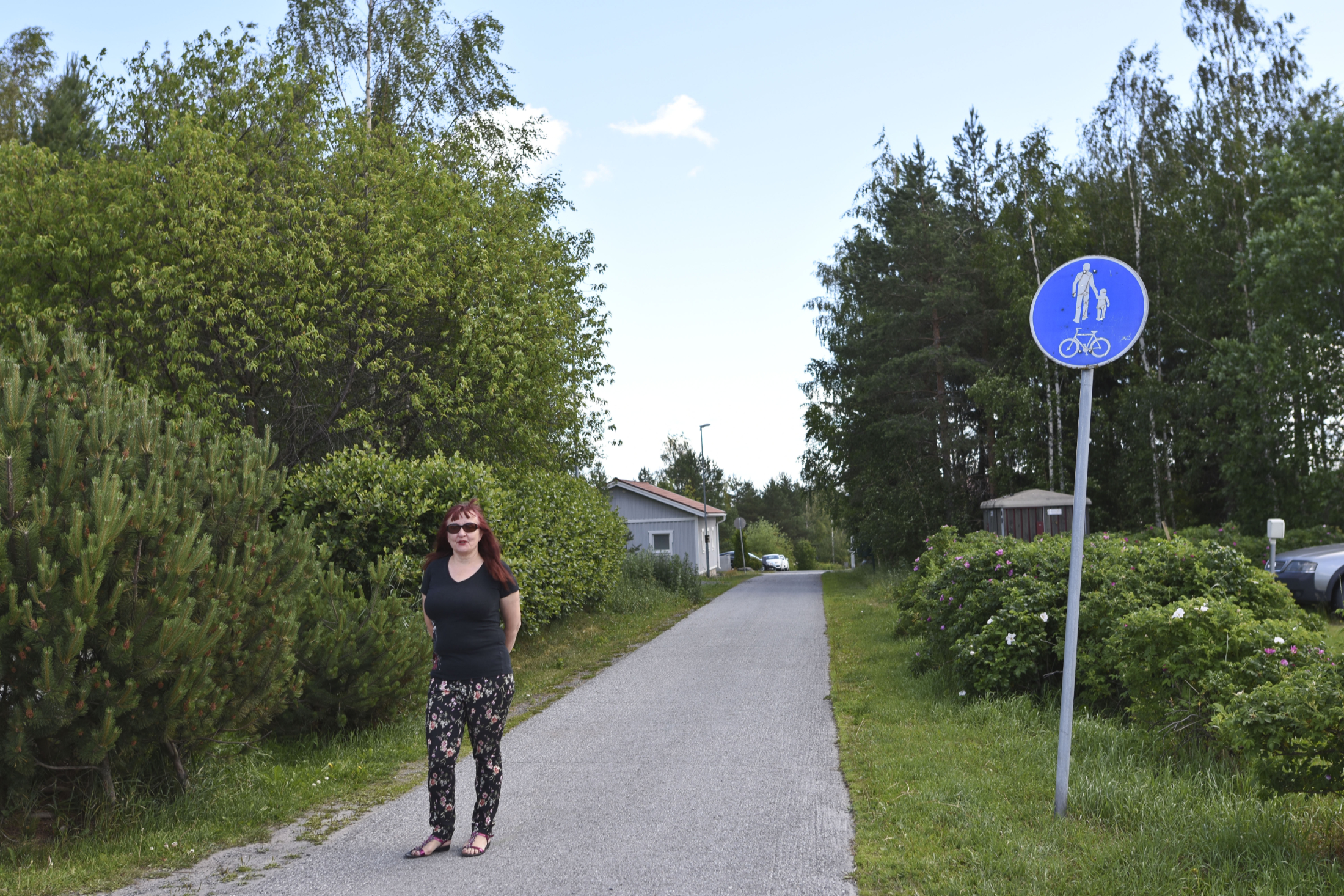 Mopoautoilijat ja mopoilijat käyttävät oikoreittinä kävelytietä, joka  sijaitsee suositun leikkipuiston vieressä – ”Eikö kukaan ajattele tiellä  kulkevien lasten parasta”” - Ylöjärven Uutiset