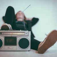 Radio- ja podcastsuosituksia koronatylsyyteen: alakulttuureja, huumoria ja lätkää