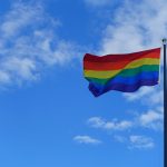 Vihreät esittävät Pride-viikon sateenkaariliputusta Ylöjärven liputuskäytänteisiin