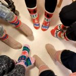 93-vuotias Oili Jokela kutoi Juuritien ryhmäkodin kehitysvammaisille upeat villasukat – sukat annetaan joululahjaksi