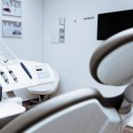 Kela-korvauksen tuplaaminen lyhentäisi hammashoidon potilasjonoja – ”Suun terveydenhuollossa kärsitään nyt historiallisen pahasta hoitovelasta”