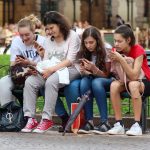 Puolet nuorista seuraa uutisia päivittäin, pojat aktiivisemmin kuin tytöt