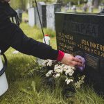 Seurakunta palkkaa kesäksi täysi-ikäisiä nuoria vihertöihin hautausmaille – 15 vuotta täyttäneille tarjolla työtä isosina