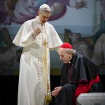 VIISI TÄHTEÄ: 76-vuotiaan Sarkolan ja 77-vuotiaan Roineen elämänkokemus tekee Kahdesta paavista vakuuttavan ja tunnepitoisen näytelmän