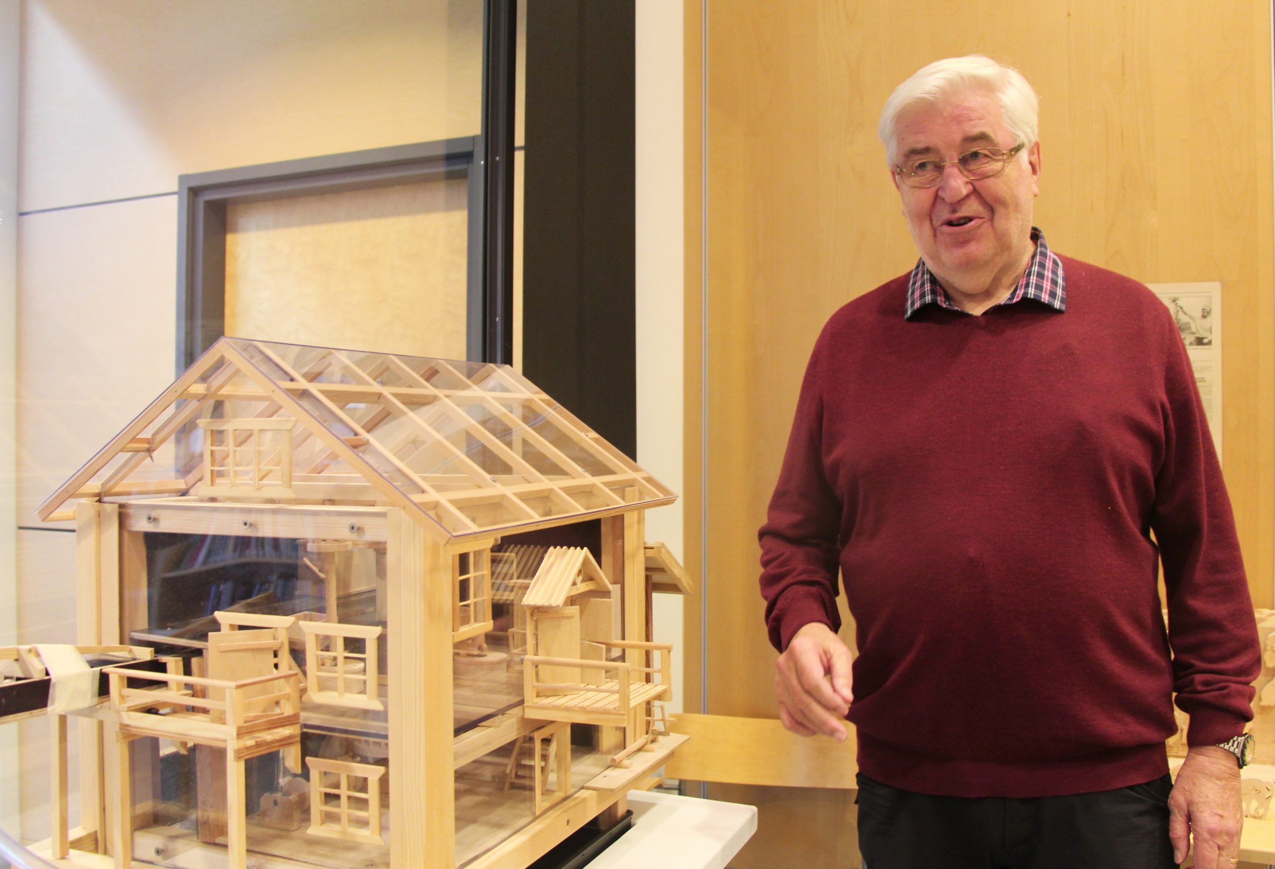 Aarre Lehtimäellä on kotonaan 2,5 huoneellista itse tehtyjä puuleluja