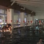 Uimahallissa järjestetään perjantai-iltana kuutamouinti, jossa uintia säestää live-esiintyjä