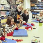 Lapset valmistavat vanhuksille lahjaksi huovutettuja sydämiä käsityökoulu Näpsässä