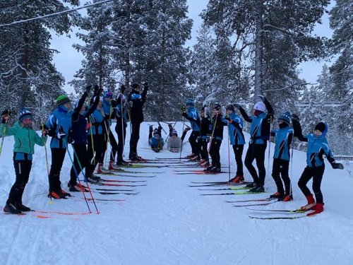 Ryhdin hiihtäjiä Oivangissa valmistautumassa kisakauteen. Yli 30 vuoden ajan ovat ryhtiläiset pitäneet ensilumenleiriä Oivangissa. Kuva Heli Kärkimaa.