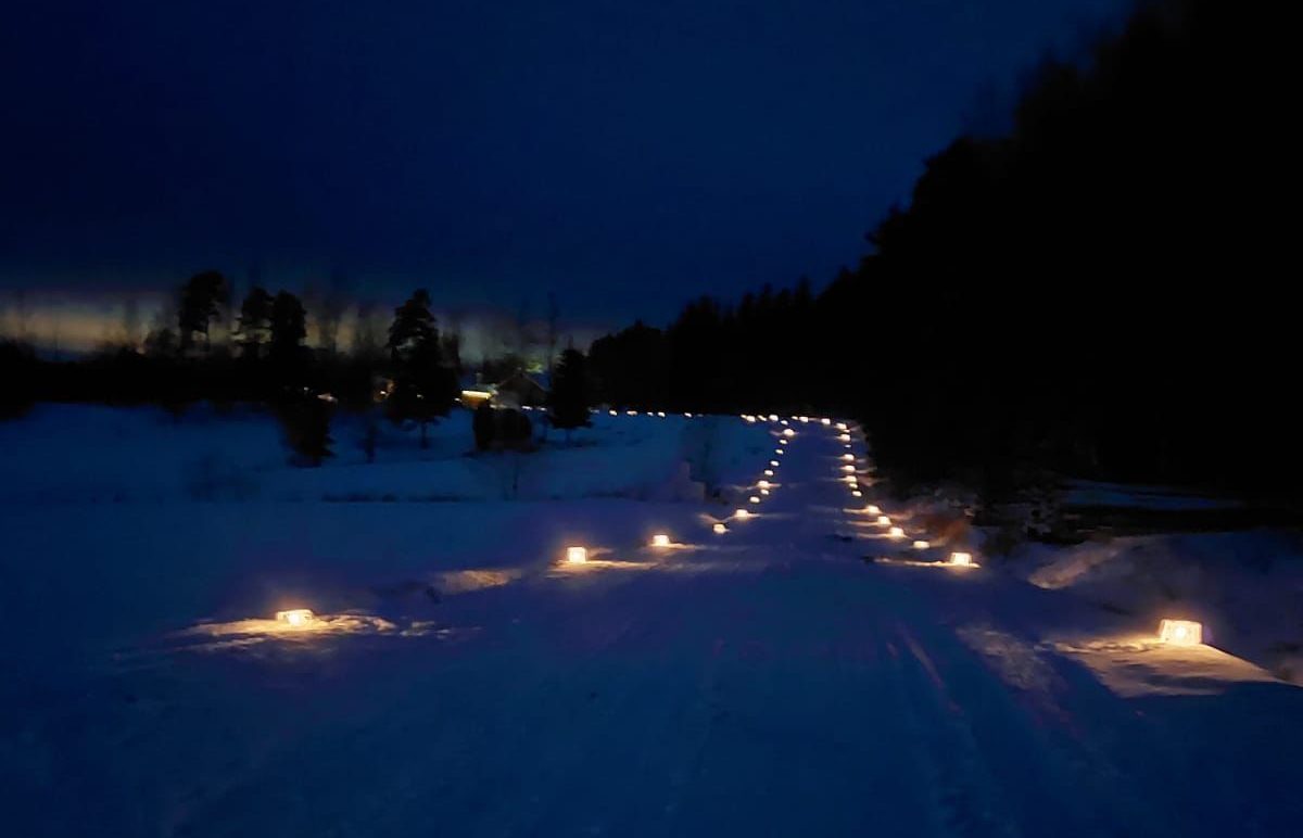 Kuljussa hehkui uutena vuotena yli sata jäälyhtyä – katso kuvat tunnelmallisesti valaistusta kylätiestä