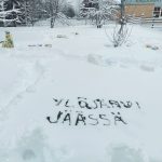 Ylöjärvi jäässä -lumi ja jäätaidenäyttely – Varhaiskasvatuksen lapset tekivät talvista taidetta: ”Onpa meillä paljon liikenneympyröitä!”