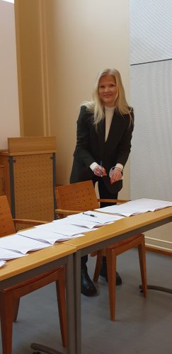 Karoliina Kähönen allekirjoitti sopimuksen Liike Nytin puolesta. (Kuva: Jari Porraslampi)
