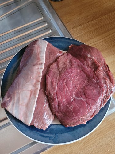 - Punaisen lihan kulutuksessa voimme suosia kotimaista lihaa ja vähentää tuontilihan syömistä, Oras Tynkkynen vinkkaa. Kuvassa on pirkanmaalaista hirvenlihaa. (Kuva: Matti Pulkkinen)