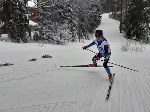 Vilma Pyhtilä kultavauhdissa 12-vuotiaiden 3 kilometrillä. Kuva Sari Haataja.
