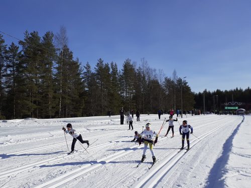8-vuotiaiden poikien lähtösuoratohinaa - vasemmalla vauhdissa Ylöjärven Ryhdin Eeli Petäjämäki. Kuva Sari Haataja.