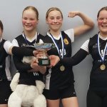 Ylöjärven Ryhdin D10-tyttöjen joukkue nauttii lentopallosta ja menestyy