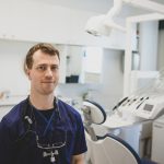 Jussi Parkkinen hoitaa kutsumuksenaan hammaslääkärikammosta kärsiviä Ylöjärvellä – Näin nuoresta hammaslääkäristä tuli hieman vahingossa tunnetun paikallisklinikan yrittäjä