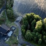 Lukijan kuvat: Veittijärven sauna komeilee aamusumussa uudella paikallaan