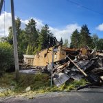 Naapuri herätti pariskunnan palavasta talosta Metsäkylässä – Rakennus tuhoutui täysin: ”Todennäköisesti naapurin ansiosta selvisivät hengissä”