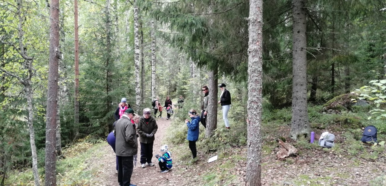 Perheet kiersivät rastitehtäviä syystapahtumassa Pikku-Ahvenistolla