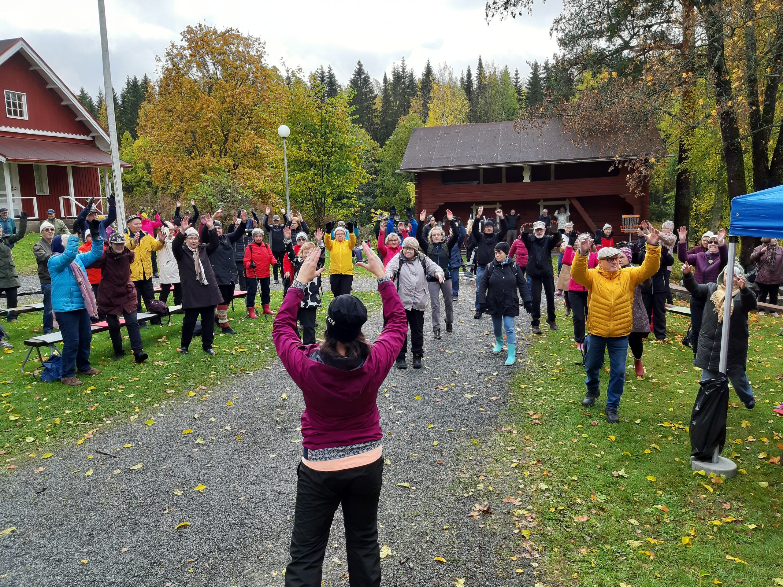 Vanhustenviikko toi bussilasteittain ihmisiä Pikku-Ahvenistolle, jossa kuultiin musiikkiesityksiä ja paikallishistoriaa