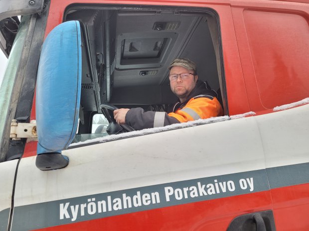Kyrönlahden Porakaivo Oy toimii Karhelta 150 kilometrin säteellä. Toimitusjohtaja-yrittäjä Terno Lahtinen sanoo, että työskentely lämpö- ja vesikaivojen maailmassa on hyvin yllätyksellistä.