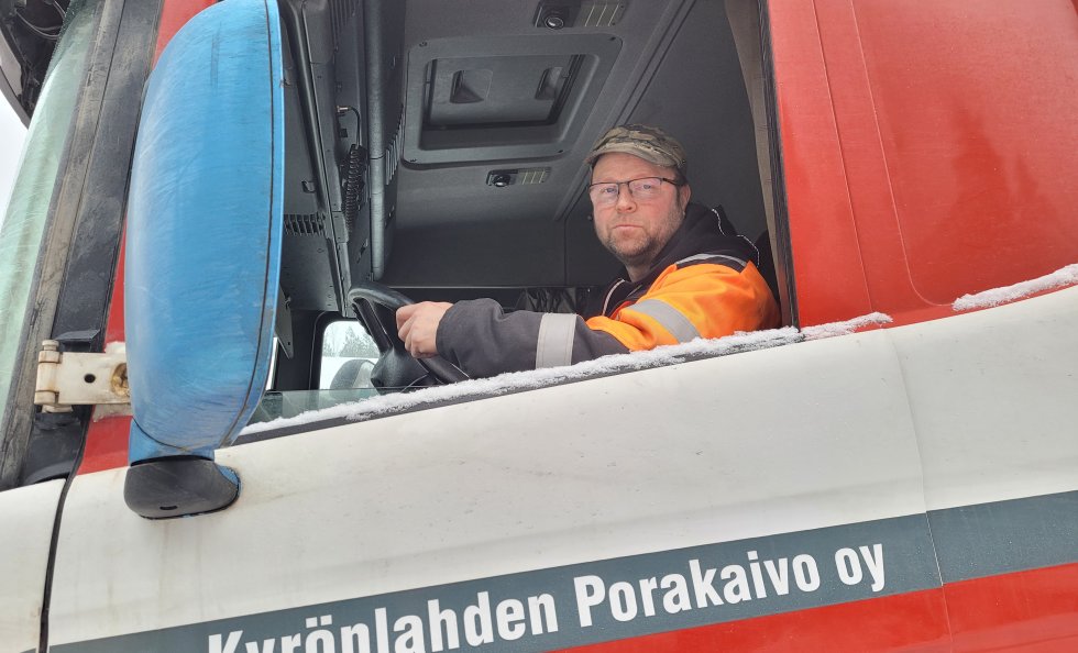 Kyrönlahden Porakaivo Oy toimii Karhelta 150 kilometrin säteellä. Toimitusjohtaja-yrittäjä Terno Lahtinen sanoo, että työskentely lämpö- ja vesikaivojen maailmassa on hyvin yllätyksellistä.