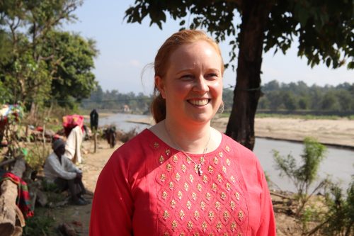 Nepalin hankehallinnon asiantuntija Terhi Teiskonlahti Nepalin Kaukolännessä.